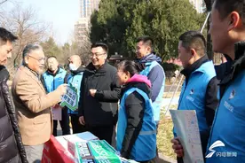 发放乘车地图、解读公交卡政策……济南公交学习雷锋走进社区图片