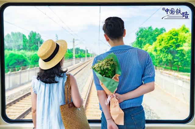 全景大窗、渐变涂装，超火旅游列车近期每天开行！