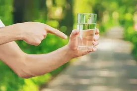 每天都喝水，你真的喝对了吗？这些误区，还有很多人不知道！图片