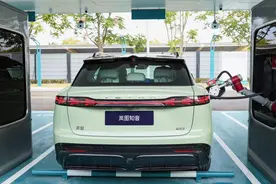 岚图汽车推出兆瓦级品牌超快充桩“岚图VP1000”图片