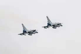 看战鹰振翅高飞！南部战区空军航空兵某旅多架战机依次升空，奔赴训练空域图片