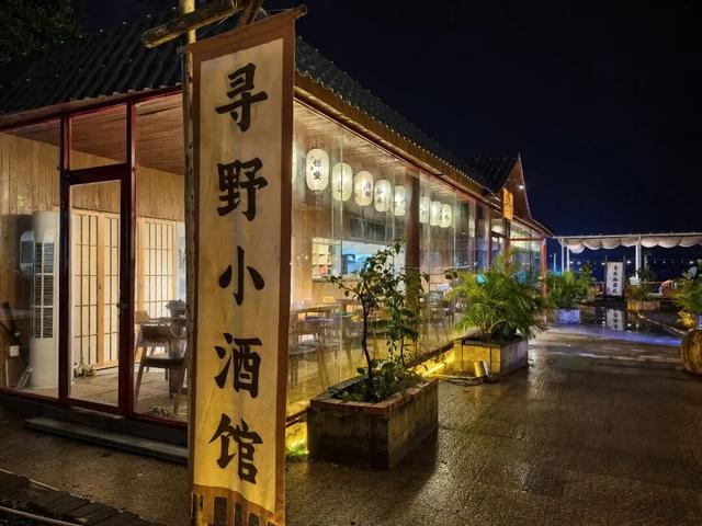 从夕阳西沉到夜幕降临，海风正把防城港这些沙滩酒吧的故事吹向你~