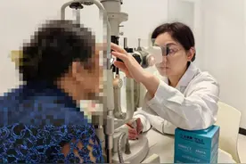 72岁老人减重40斤，却遭眼睑皮肤过度松弛困扰图片