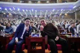 于东来打断永辉高管发言，质问永辉店为何月赚200万不涨工资，60%给员工当奖金比说什么都好图片