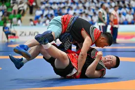 民族式摔跤：一个观众千万不能分神的比赛项目图片