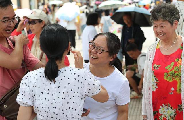 盛夏入伏时节   清凉春城引客来