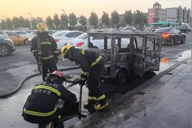 三轮车突发自燃 东营区消防及时处置图片