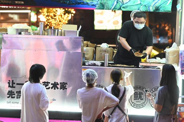 魔都眼·国庆｜享受夜上海“松弛感”，市集引燃双节消费热