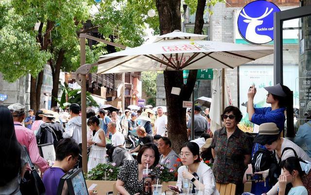 盛夏入伏时节   清凉春城引客来