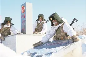 北部战区陆军某边防旅官兵踏雪巡逻图片