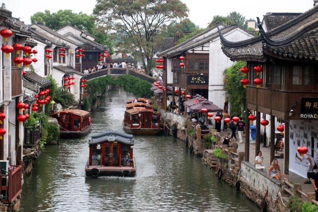 江苏苏州：山塘街人头攒动 出现暑期旅游高峰