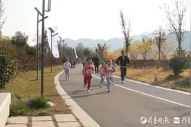 大手牵小手，一起“趣”奔奔！济南市市中区首届亲子趣跑活动举办图片