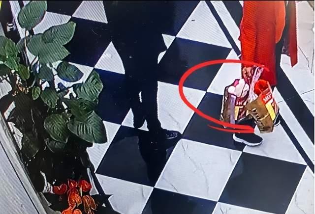 婚宴散席后回收喝剩茅台，主家多次追要在酒店窗帘后找到3箱，酒店否认服务员藏匿	，双方已报案