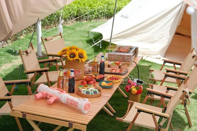 东港，把红叶与暖阳都拥入怀