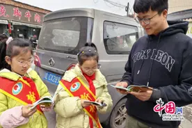 乐山新桥小学：学习雷锋好榜样，爱护环境我先行图片
