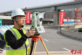 辉煌75载 与共和国同成长的劳动模范 | 霍楠楠：毫厘见精神 点线绘人生图片