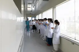 宁夏攻克自体造血干细胞移植治疗技术难关 第10例多发性骨髓瘤自体造血干细胞移植患者今日顺利出舱！图片