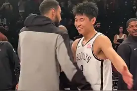 来自中国球迷们的欢呼，崔永熙离场时在球员通道与观众击掌图片