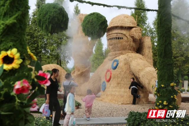 国庆观文旅②丨人从众𠈌……国庆第二天湖南客流1363.13万人次