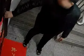 女子家门口有陌生人凌晨敲门，墙上还发现三角标记！警方通报图片