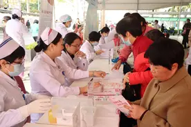 南方医院妇女节义诊现场，专家提醒35岁起应定期乳腺检查图片