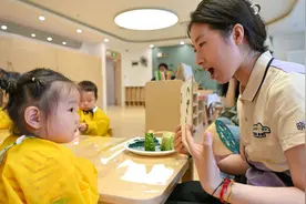 幼儿园招生拟不限年龄，普惠托育更进一步 | 新京报社论图片