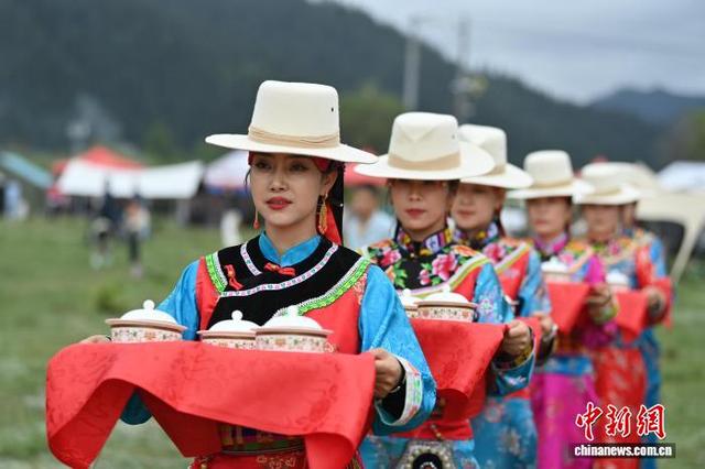 甘南卓尼：藏王宴里品历史 百岁席间话传承