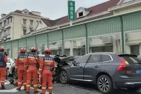 上海内环早高峰突发：5车追尾，3车受损严重图片