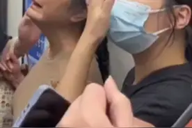 上海地铁上一女子背部被门夹住疼痛大哭，男子打开紧急装置解救图片