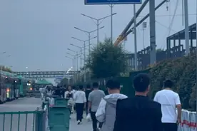 果然视频｜招聘旺季，一早7点年轻人们排队应聘郑州富士康图片