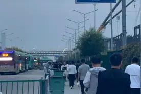 果然视频｜招聘旺季，一早7点年轻人们排队应聘郑州富士康图片