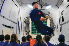 天宫课堂 | “太空转身”动作再现空间站，这次的道具是陀螺图片