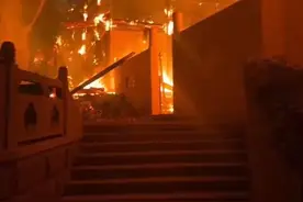 浙江台州一寺庙深夜突发大火，当地：2个小时后扑灭，无人员伤亡图片