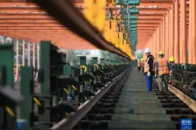 坚守岗位的劳动者图片