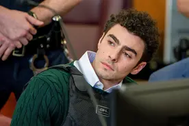 绿毛衣加防弹背心，当街枪杀保险巨头CEO的路易吉新年后首次出庭 他会被判死刑吗？图片