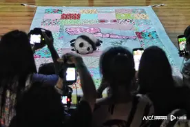 受不了！广州大熊猫“妹猪”百日庆，“营业”状态，憨态撩人图片