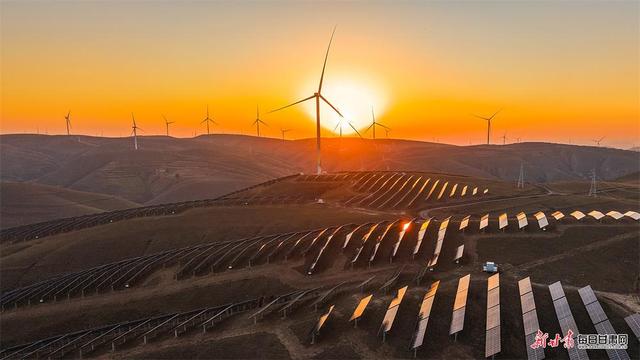 晚霞勾勒环县毛井镇“绿电+美景”生态画卷