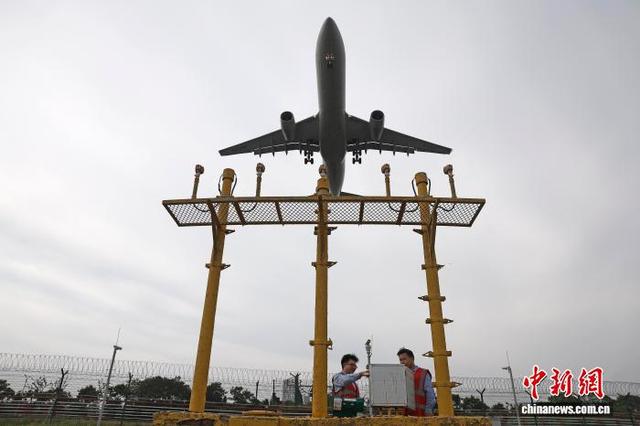 机坪最高温近60℃ 上海机场人辛勤坚守保障旅客顺畅出行