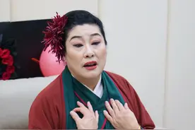 开封“王婆”走红这一年：称从未找过托，有时穿尿不湿表演，会一直干下去图片