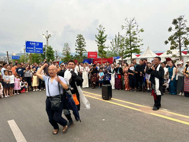 多图直击2025凉山火把节：24.5万人“执火”狂欢