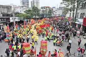 龙狮穿街巷 万人祈新福图片