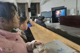 期末放松，农村小学住校生一起看励志电影图片