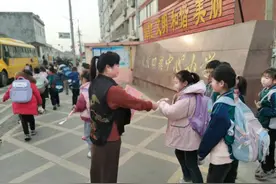 校门口发手册、市场里装警示牌！岱岳区大汶口镇世界野生动植物日织就立体防护网图片