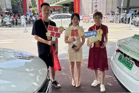 桂花坪街道组织爱心送考车队：“出示准考证，免费乘车！”图片