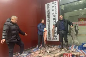 400斤活鱼安排上了！钓场老板连续两年为社区困难群体送鱼图片