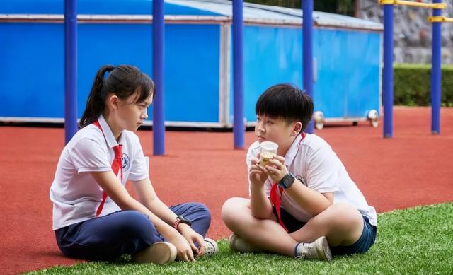 比小学生说烂梗更可怕的，是大人也说