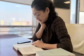 【读书人物故事】出门，右转，有片文字的海图片