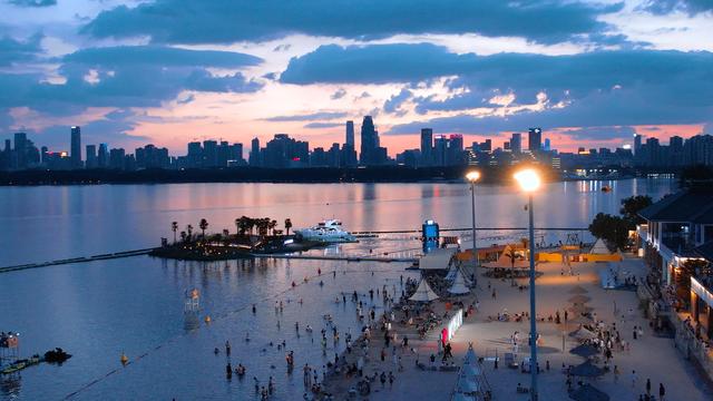 武汉人的夏天，一头扎进东湖的“浪”里！