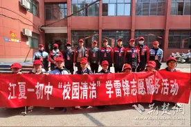 校服沾草屑的少年们 正在给三月按下“美颜键”图片