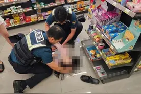 中国女游客在韩国便利店突然晕倒：2名警察做心肺复苏 十分钟将她救醒图片
